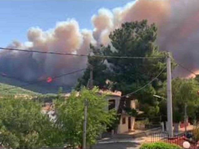 Ενισχύονται οι δυνάμεις στα Βίλια - Εκκένωση δυο οικισμών 