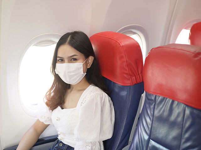 Υποχρεωτικό τεστ στην άφιξη για ανεμβολίαστους ταξιδιώτες από 16 χώρες