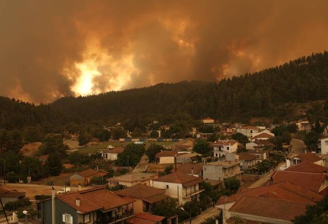 Στο έλεος της φωτιάς η Βόρεια Εύβοια - Αναζωπυρώσεις στην Ηλεία