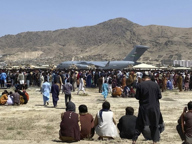 Αφγανιστάν: 10.000 άτομα στο αεροδρόμιο της Καμπούλ αναμένουν να φύγουν από τη χώρα
