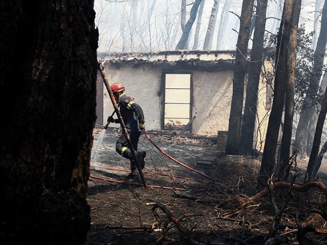 Βίλια: Ζημιές σε σπίτια του οικισμού Προφήτη Ηλία από την πυρκαγιά