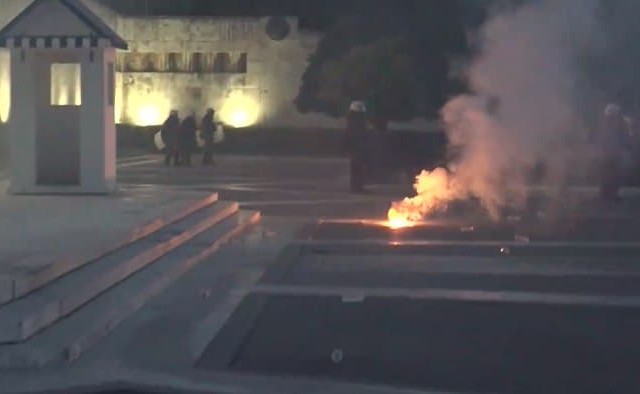 Επεισόδια και μολότοφ στη συγκέντρωση  αντιεμβολιαστών στο Σύνταγμα