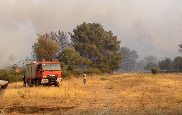 Ρόδος: Συνεχίζεται η μάχη για την κατάσβεση της πυρκαγιάς