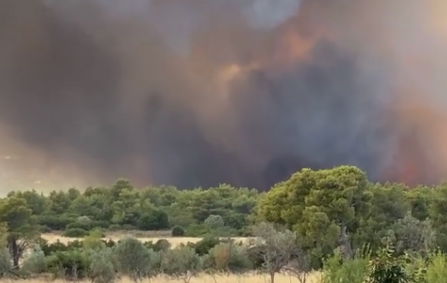 Ανεξέλεγκτη η φωτιά στη Βαρυμπόμπη