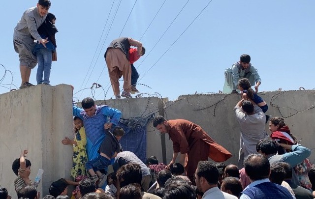 Αφγανιστάν: Πλήθη ανθρώπων προσπαθούν να διαφύγουν
