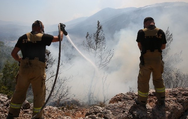 Πυρκαγιά στα Βίλια: Δυσχέρειες στην κατάσβεση λόγω μεταβολών των ανέμων (upd 19.00)