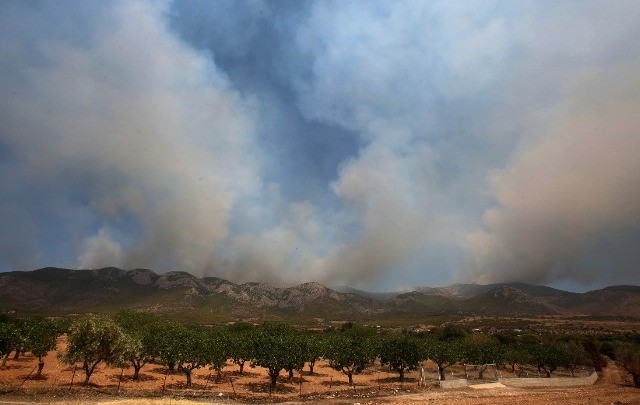 Οριοθετημένη στο μεγαλύτερος μέρος της η φωτιά στα Βίλια