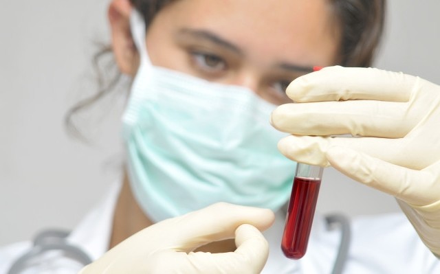 Νέο τεστ αίματος αυτο-αντισωμάτων προβλέπει την πιθανότητα σοβαρής Covid-19