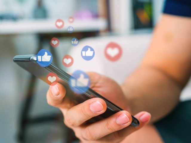 Ερευνα Focus Bari: "Κολλημένοι" στα social media οι Ελληνες