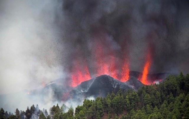 Εκκενώνονται δέκα κοινότητες στη Λα Πάλμα