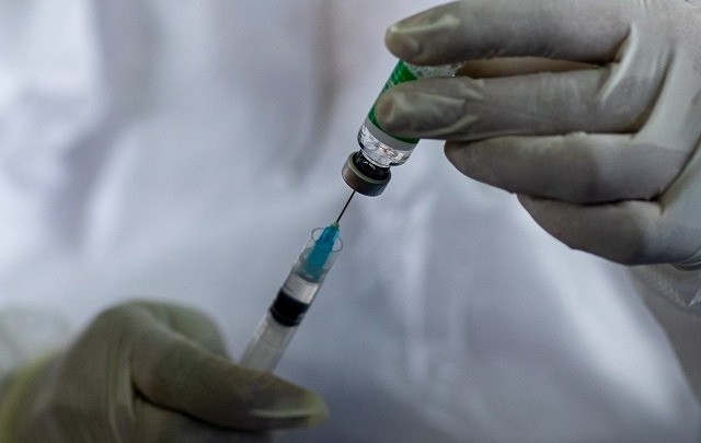 Ο πλήρης εμβολιασμός μειώνει στο μισό τον κίνδυνο για μακρόχρονη Covid-19