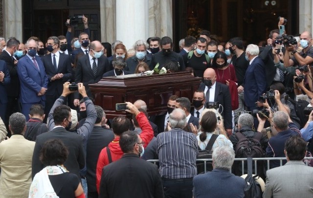 «Αθάνατος» φώναζε το πλήθος αποχαιρετώντας τον Μίκη Θεοδωράκη