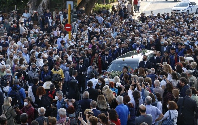 Σε λαϊκό προσκύνημα η σορός του Μίκη Θεοδωράκη στα Χανιά