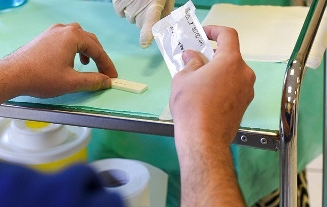 Από αύριο η διάθεση self-test για τους μαθητές από τα φαρμακεία