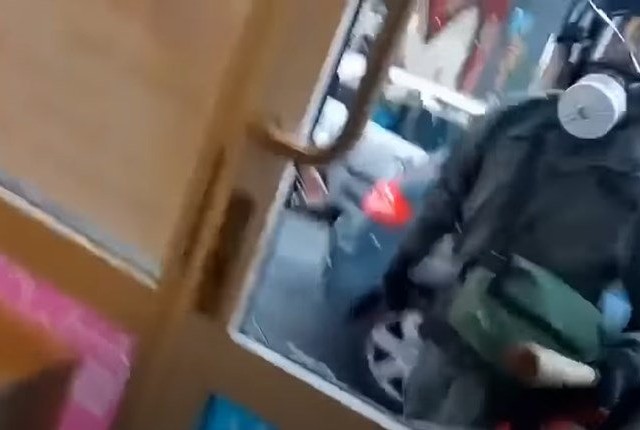 Διοικητική έρευνα για τον αστυνομικό των ΜΑΤ που έσπασε τζαμαρία και τραυμάτισε μια γυναίκα