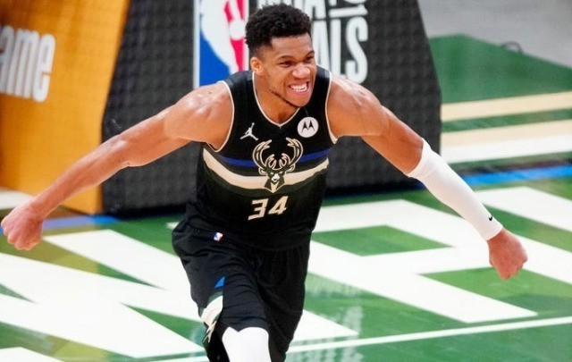 Ασταμάτητοι οι Μπακς στο φετινό ντεμπούτο του Αντετοκούνμπο