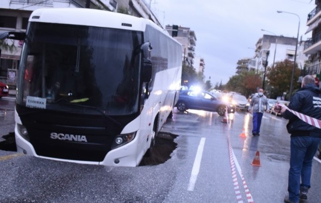 Άνοιξε «τρύπα» στην Εθν. Αντιστάσεως στη Θεσ/νίκη