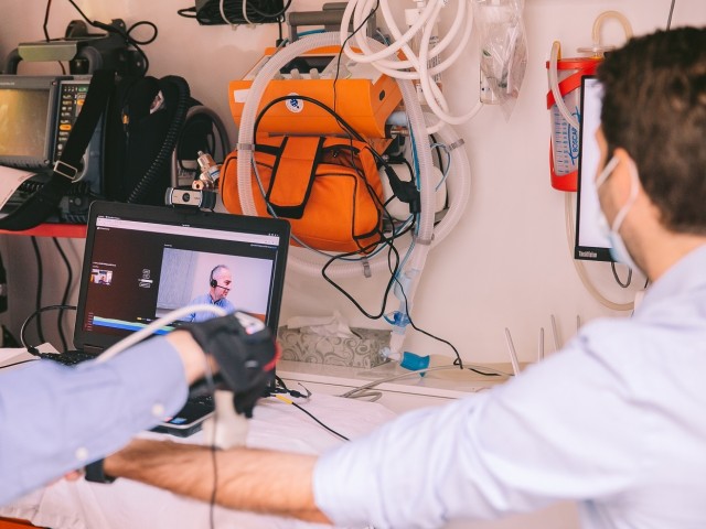 Cosmote: Το πρώτο 5G ασθενοφόρο με τη συνεργασία του ΕΚΑΒ και της Ericsson