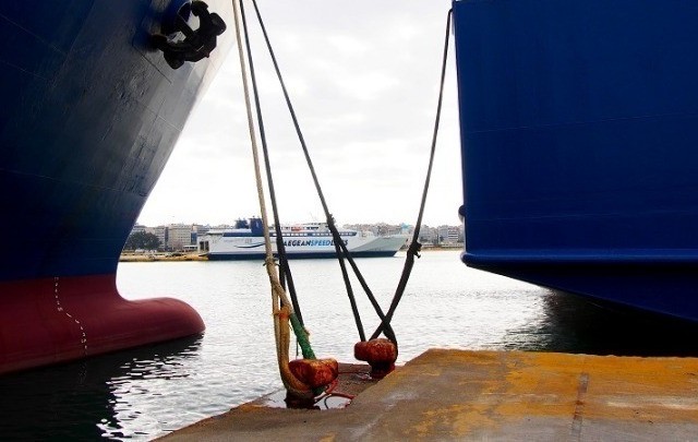 Δένουν κάβους από αύριο, για 48 ώρες τα πλοία