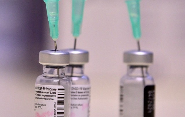 Pfizer, BioNTech, Moderna: Κερδίζουν πάνω από $1.000 το δευτερόλεπτο