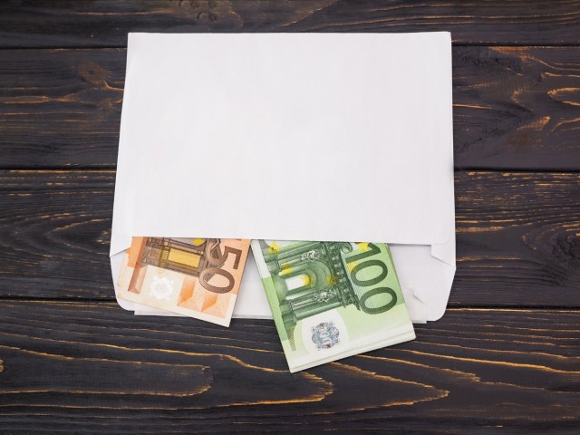 Διπλή αύξηση στον κατώτατο μισθό και φοροελαφρύνσεις το 2022