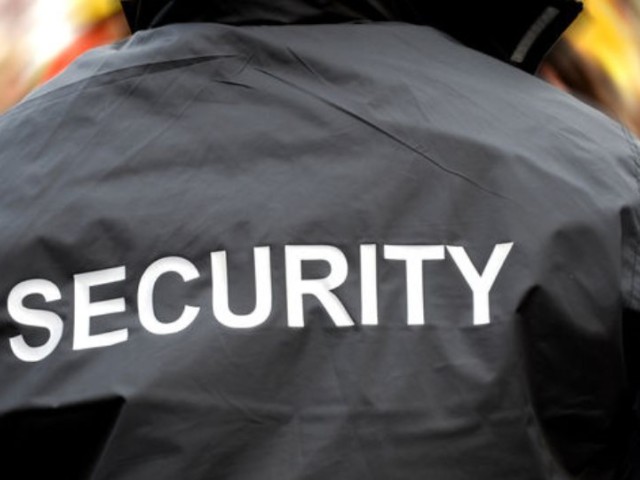 Ο Ν. Καραμούζης τώρα και…σεκιουριτάς!