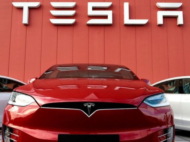 Επιπλέον μετοχές της Tesla πουλάει ο Μασκ