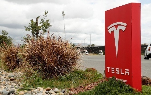 Tesla: Εντονες επικρίσεις για εκθεσιακό κέντρο στην Κίνα