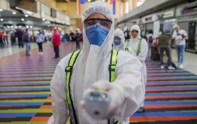 Με την Όμικρον αρχίζει το τέλος της πανδημίας