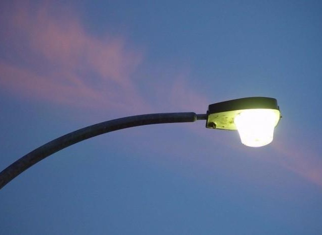 Ξεκινά η εγκατάσταση φωτιστικών σωμάτων led στους δρόμους της Αττικής