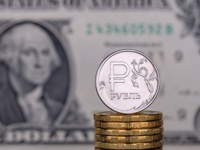 Το ρούβλι πέφτει σχεδόν 30% μετά τις νέες κυρώσεις