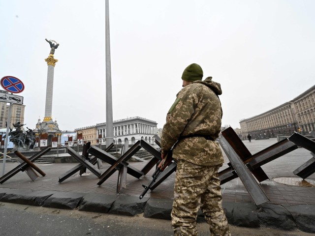 Για το χειρότερο σενάριο της εισβολής αρμάτων στην πόλη προετοιμάζεται το Κίεβο