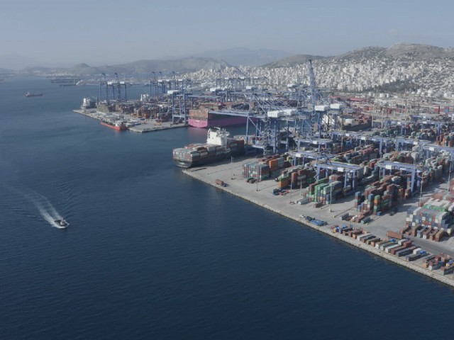 Πλήγμα για εισαγωγείς/εξαγωγείς το κλείσιμο του εμπορικού λιμένα Πειραιά