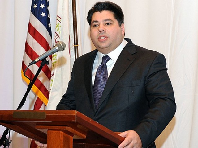 Φέρνει μαζί του τον «ντηλαδόρο με τα μαύρα ράσα» ο Τζωρτζ Τσούνης!