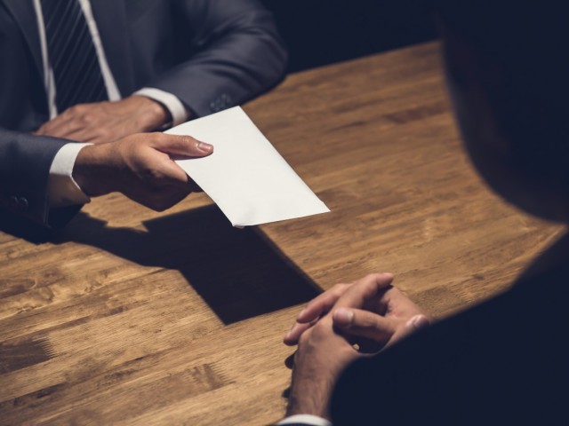 Υπουργός «νταραβεριτζής» …πασάρει επιχειρηματίες!