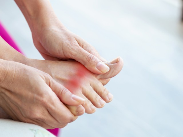 Ουρική αρθρίτιδα: Συμπτώματα, διάγνωση και θεραπεία