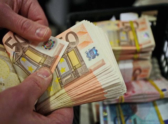 Ποιοι έχουν τα χρήματα τους στις ελληνικές τράπεζες και ποιοι στο εξωτερικό