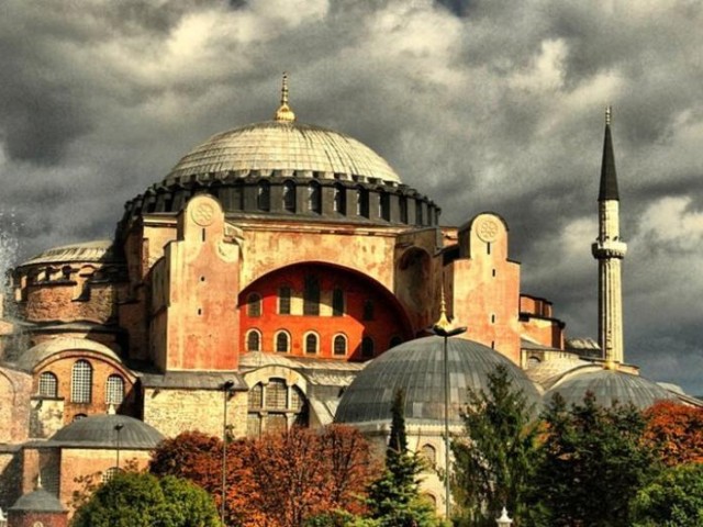 Νέοι βανδαλισμοί στην Αγιά Σοφιά – Ξύνουν τους τοίχους για να πάρουν ενθύμια