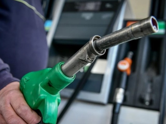 Έρχεται «ψαλίδι» στον φόρο κατανάλωσης της βενζίνης για ένα τρίμηνο