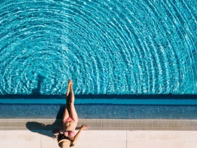 «Πάρτι εγκαινίων» για τις κιτς βίλες της χλιδής, προς τιμήν των συζύγων τους, διοργανώνουν οι έκπτωτοι «κερατάδες» με τις πισίνες στο Π. Ψυχικό!