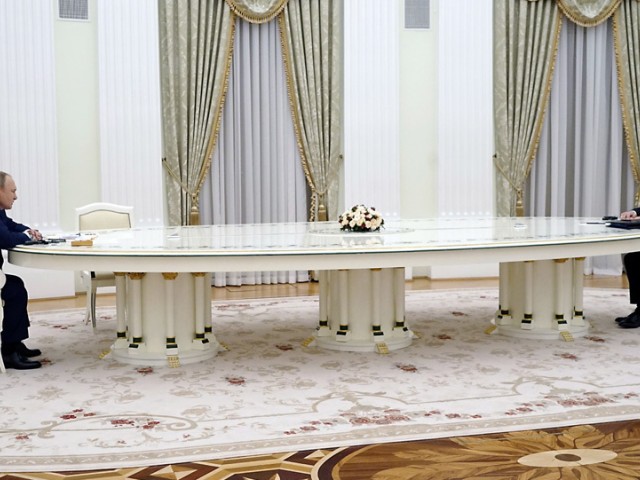 Μακρόν σε Πούτιν: Σταματήστε την καταστροφική επίθεση