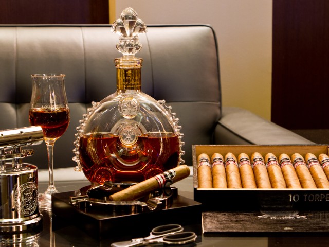 Πούρα, σαμπάνιες, τραπεζώματα, μπανγκαλόους και «φιλανθρωπικές χορηγίες»!