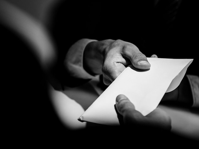 Ο «επιχειρηματίας», οι εξαγορές, τα πάρε-δώσε, τα φιλαράκια και οι από πίσω...