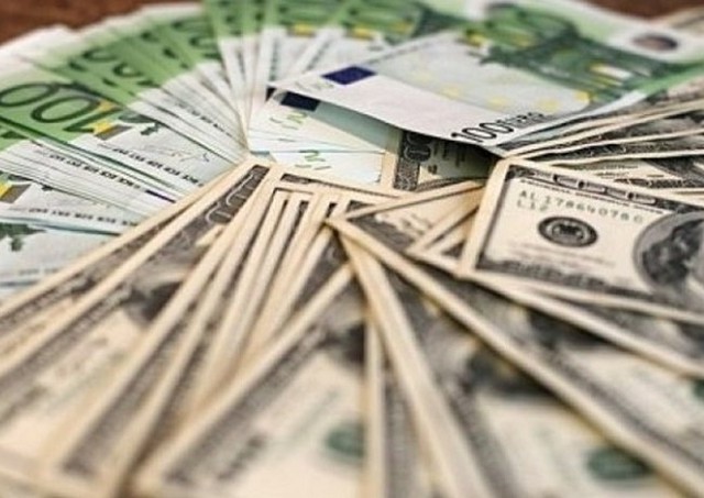 Δύσκολες μέρες για το ευρώ: Οδεύει προς απόλυτη ισοτιμία 1:1 με το δολάριο