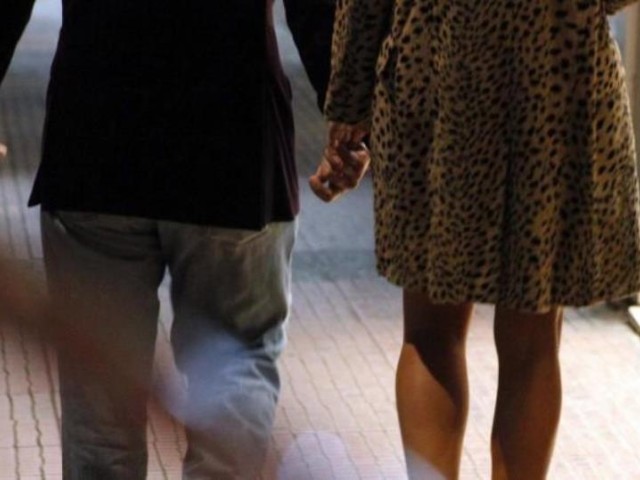 Ο προβεβλημένος πολιτικός που την βρίσκει μέσω FaceTime και ο συνάδελφός του με τη ροπή στα σκυλάδικα και τις τραγουδιάρες!