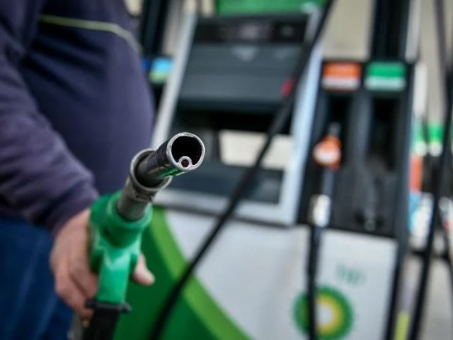 Καύσιμα: Από σήμερα νέα αύξηση στις τιμές – Καθημερινά 2-3 λεπτά πάνω η βενζίνη