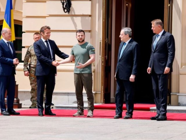 Ζελένσκι-Μακρόν: Η θερμή αγκαλιά που έφερε σε αμηχανία το Σολτς