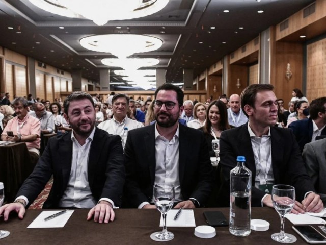 Πολιτικό Συμβούλιο του ΠΑΣΟΚ: Οι «πάνω», οι «κάτω», τα «κοντύματα» και τα «κρυφά» μηνύματα