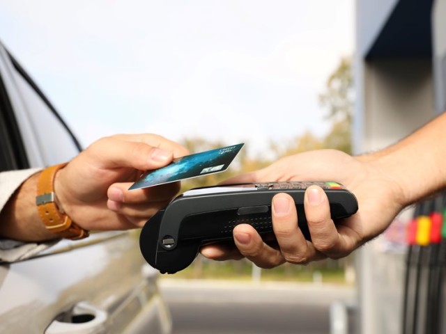 Περιθώρια για παροχές 300 εκ. από την αύξηση εσόδων και νέες παρεμβάσεις για τα καύσιμα