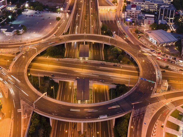 Προβληματισμός στην κυβέρνηση: Κατεβαίνει ο πήχης για την Αττική οδό 